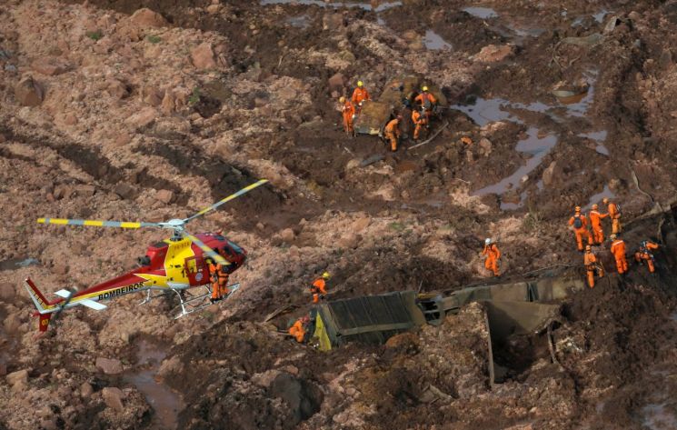 브라질 댐 붕괴 사망자 34명·300여명 실종 