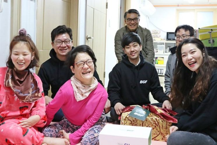 BGF 임직원 및 가족들이 지난 26일 서울 강서구 이웃들에게 사랑의 설 선물을 전달했다.