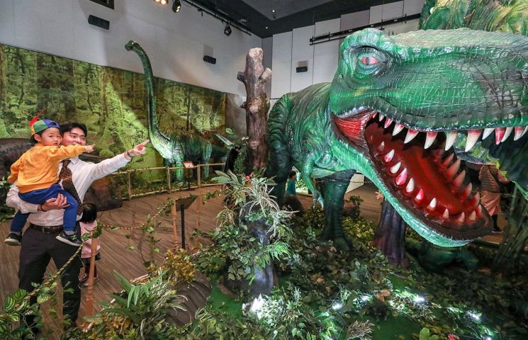 27일 오전 현대백화점 판교점 10층 토파즈홀에서 진행중인 '공룡 체험전 쥬라기 테마파트'에서 고객들이 행사장에 마련된 다양한 이벤트를 체험하고 있다.