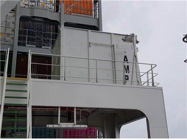 현대상선 소속 선박에 육상전원 공급장치(AMP)가 설치돼 있다. 제공=현대상선