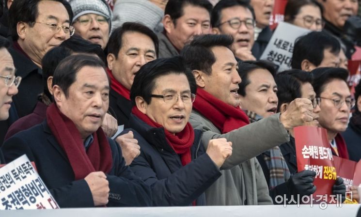 [현장] ‘릴레이 단식’ 이름 바꾼 한국당 “좌파 20년 집권플랜 저지”