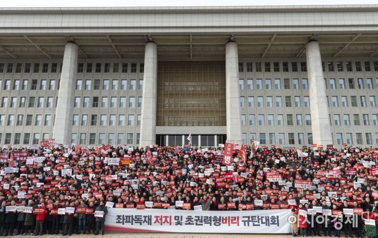 [현장] ‘릴레이 단식’ 이름 바꾼 한국당 “좌파 20년 집권플랜 저지”