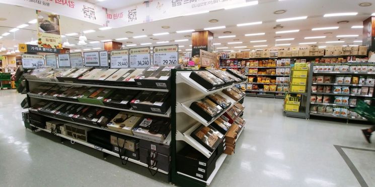 [설 경기 르포]대형마트 찾은 주부들, 비싸진 제수용품에 들었다 놨다만 반복