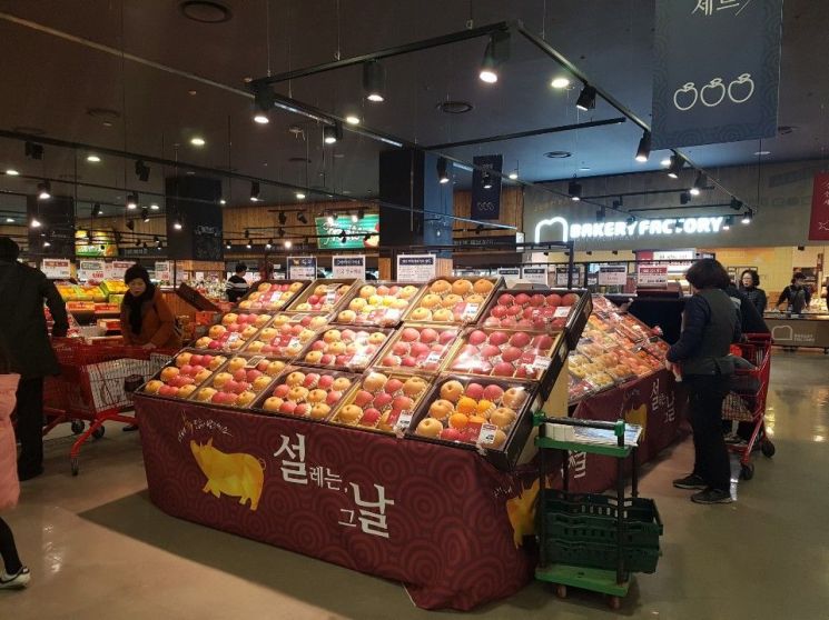 26일 롯데마트 구로점. 5만원대에 달하는 과일 선물세트 매대 앞이 한산한 모습이다.