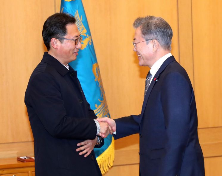 문재인 대통령이 지난 25일 오후 청와대에서 김명환 민주노총 위원장을 만나 악수하고 있다. 문 대통령은 이날 민주노총, 한국노총 위원장을 만나 얘기를 나눴다. [이미지출처=연합뉴스]
