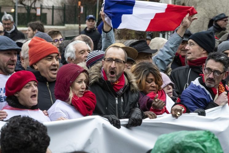 프랑스 노란조끼 맞서 이번엔 '붉은 스카프' 시위…"폭력 멈춰라"