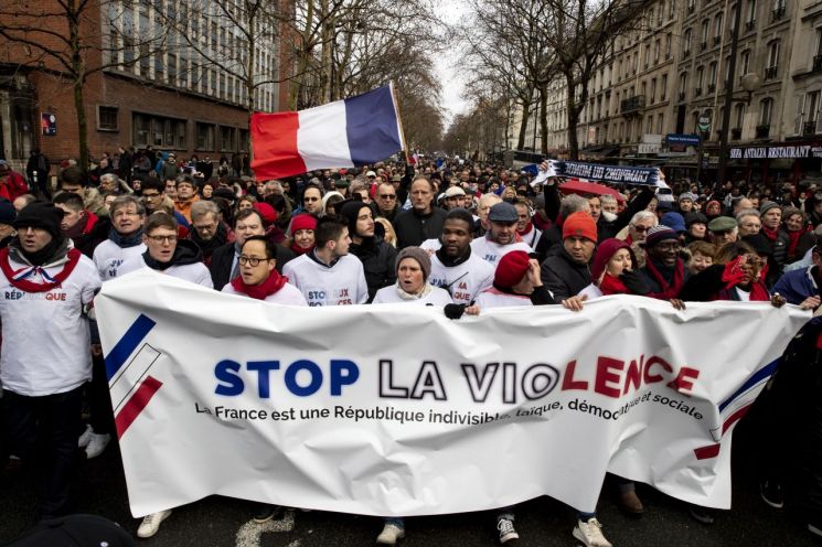 프랑스 노란조끼 맞서 이번엔 '붉은 스카프' 시위…"폭력 멈춰라"