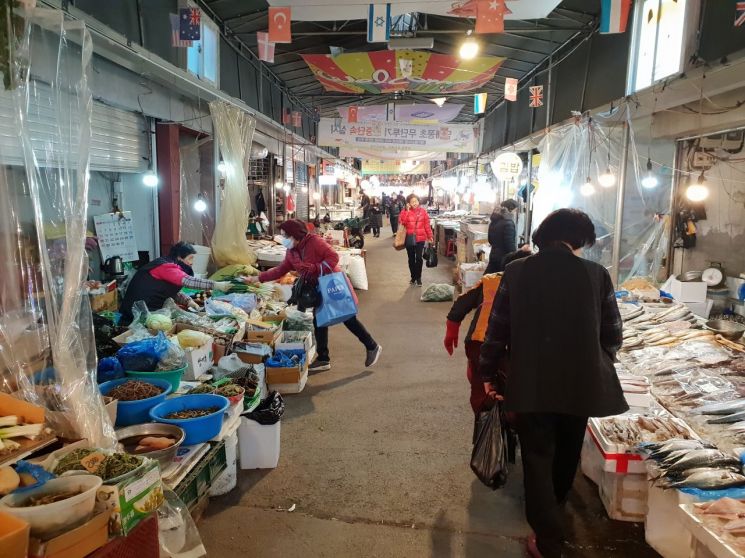 [설 경기 르포]"설 대목도 옛말" 미세먼지·추위에 손님 끊긴 재래시장