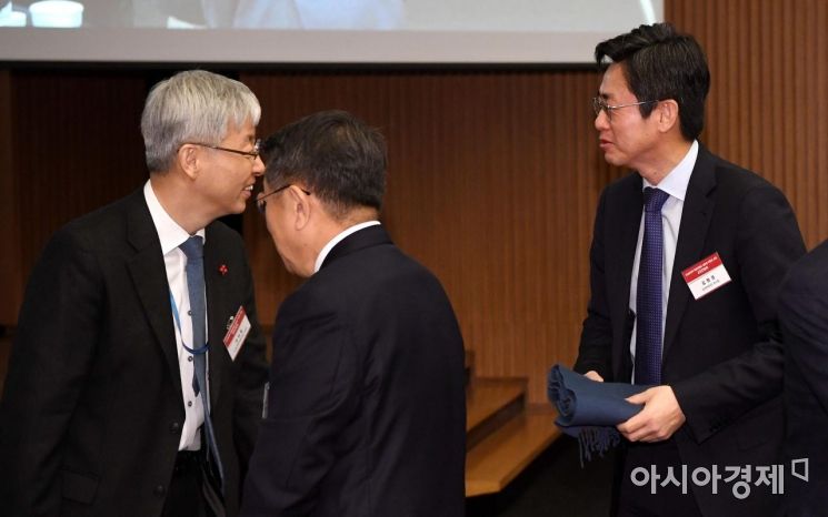 [포토] 대화하는 김현철 위원장과 김원경 삼성전자 부사장