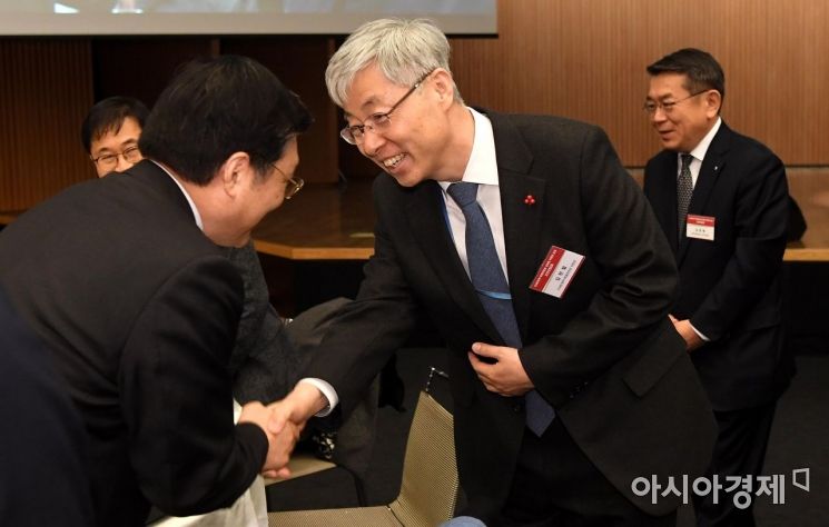[포토] 참석자들과 인사하는 김현철 신남방정책특별위원장