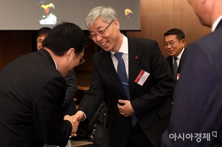 [포토] 참석자들과 인사하는 김현철 신남방특별위원장