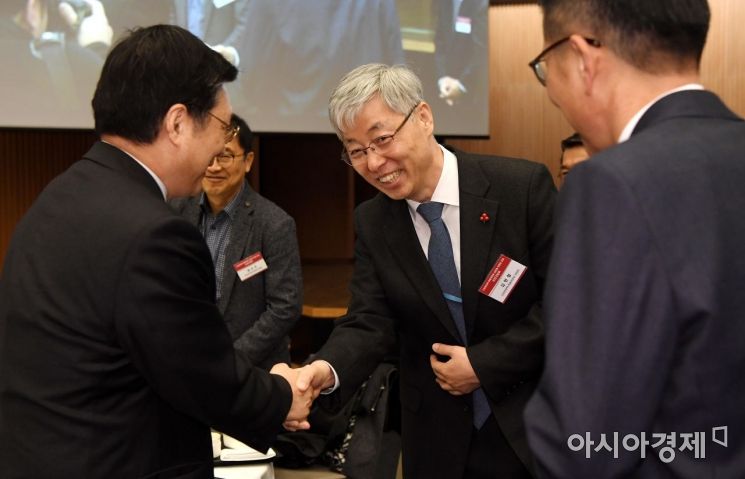 [포토] 참석자들과 인사하는 김현철 위원장