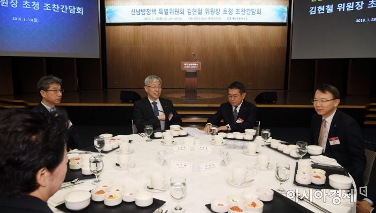 [포토] 참석자들과 대화하는 김현철 위원장