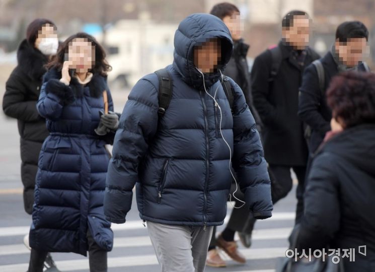 28일 서울 광화문에서 두꺼운 옷을 입은 시민들이 출근길 발걸음을 옮기고 있다. 기상청은 오전까지 기온은 평년보다 높겠으나, 오후에 다시 찬 공기가 유입되면서 중부 내륙을 중심으로 기온이 영하 10도 이하로 떨어질 것으로 예상했다. /문호남 기자 munonam@