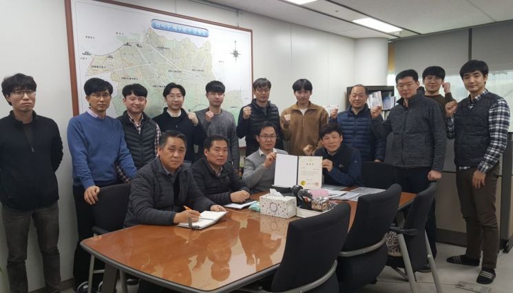 관악구 치수과 직원들 하수도 관리 우수구 선정 기념 촬영