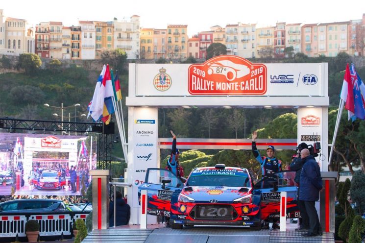 현대자동차는 지난 25일(현지시각)부터 3일간 진행된 '2019 월드랠리챔피언십(WRC)'의 시즌 첫 대회인 몬테카를로 랠리에서 제조사 부문 1위에 올랐다. 이번 대회에서 2위를 차지한 티에리 누빌(오른쪽)선수와 보조 드라이버 니콜라스 질술 선수가 기념 촬영을 하고 있는 모습(사진=현대차 제공)