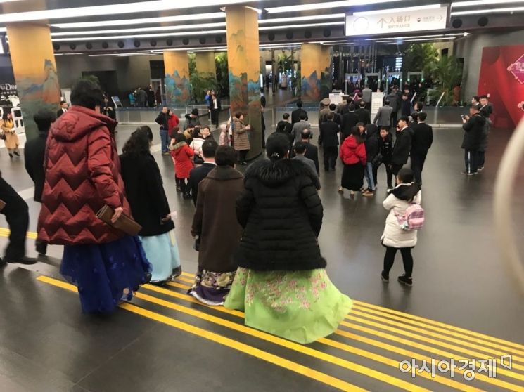26일 베이징 국가대극원에서 북한 관람객들이 저녁 7시30분 북한 친선예술단의 공연을 보기 위해 서둘러 입장하고 있다.