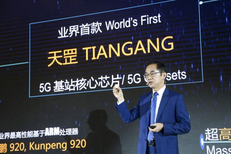 화웨이 라이언 딩 CEO가 24일 중국 베이징에서 열린 5G 발표회장에서 5G 기지국 용 핵심칩 칩 ‘텐강(TIANGANG)’을 소개하고 있다.