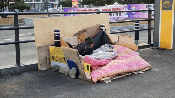 28일 서울역 광장에서 한 노숙인이 이불과 박스로 추위를 피하고 있다. 경찰 관계자에 따르면 겨울철이면 매달 4~5명의 노숙인이 자진해서 노역을 살기 위해 벌금 조회를 요구하는 것으로 나타났다. (사진=이춘희 기자)