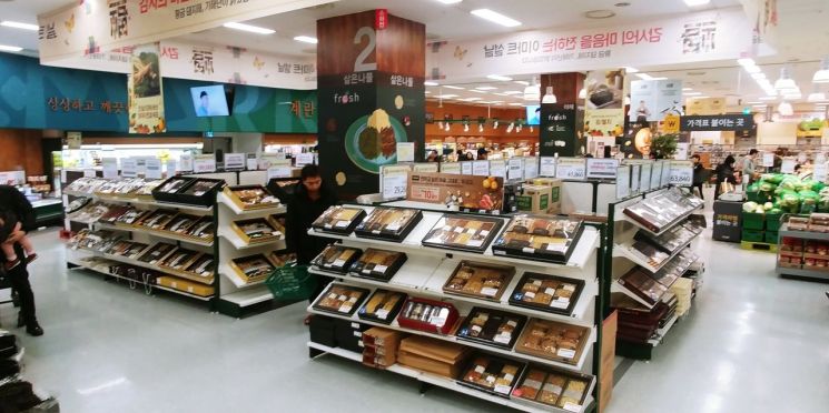 26일 이마트 신도림점의 김, 멸치 등 설 선물세트 매대 앞이 한산한 모습이다.