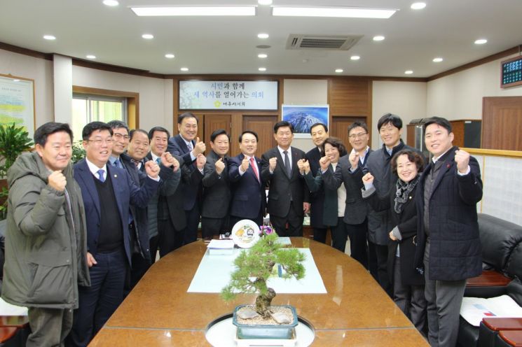 강인규 나주시장이 이날 오후 11시께 한전공대 입지 선정 발표 후, 김선용 시의회의장, 시의원들과 파이팅 포즈를 취하고 있다. 사진=나주시
