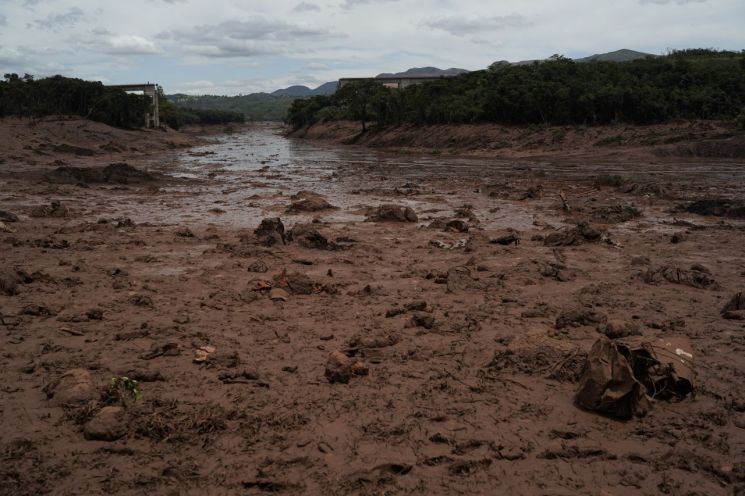 브라질 댐 붕괴 공식사망자 58명으로 늘어…수색 난항