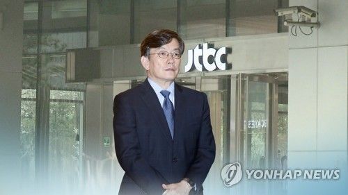 “젊은 여성과 90세 노모 구별 못하나”…손석희, 동승자 논란 격화