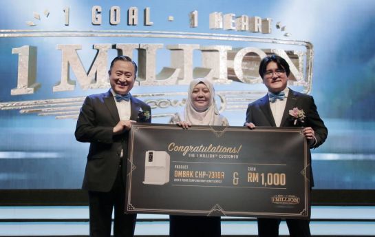 왼쪽부터 이해선 코웨이 대표, 100만 번째 말레이시아 코웨이 렌털 고객, 최기룡 코웨이 말레이시아 법인장이 기념촬영을 하고 있다.