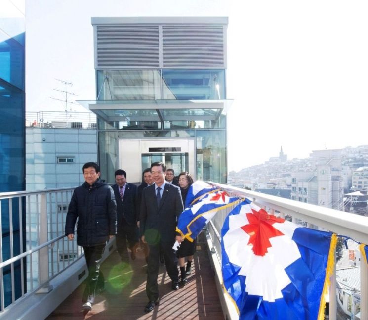 한남동주민센터 옆 오르막길 쉽게 오른다