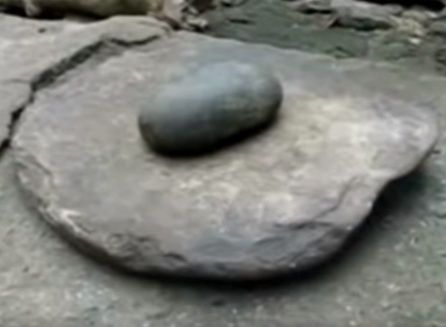 브레스트 아이어닝에 사용된 둥근 돌(사진=유튜브 캡처).