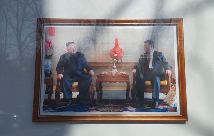 "北, 올해 중국인 관광붐 기대"…北 대사관 사진 교체로 中 밀착 과시 