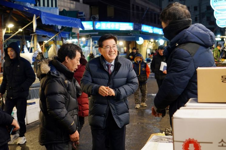 [이사람] 유덕열 동대문구청장, 설 연휴 앞두고 전통시장 민생탐방
