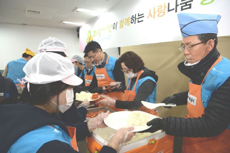 은성수 수출입은행장(오른쪽)이 29일 임직원들과 함께 서울역 인근 무료급식소 '따스한 채움터'을 찾아 노숙인들을 대상으로 배식 봉사를 하고 있다. (사진제공 : 수출입은행)