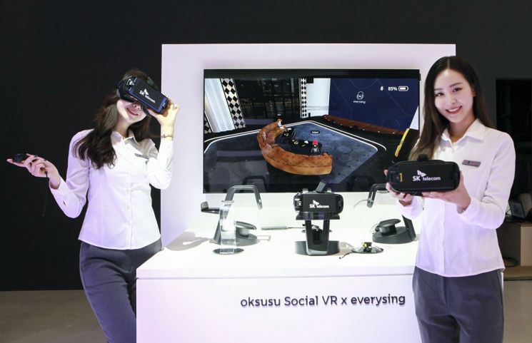 SK텔레콤이 지난 1월 서울 동대문플라자(DDP)에서 열리는 '한국 전자IT산업융합 전시회'에서 선보인 '옥수수 소셜(oksusu Social) VR'.(기사와는 무관)