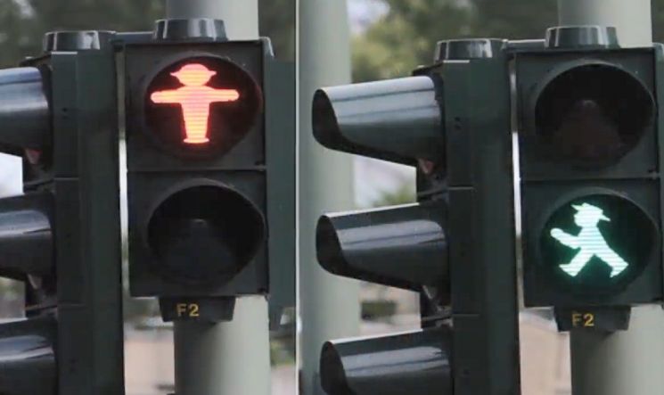 독일 베를린의 마스코트인 '암펠만 신호등'. [사진=유튜브 화면캡처]
