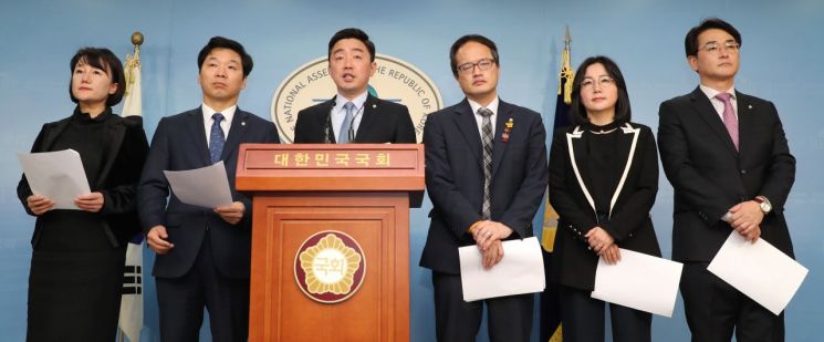 與 70년대생 초선들 "'일하는 국회' 제안…한국당, 보이콧 중단해야"