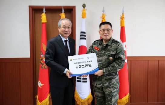 한준호 삼천리 회장(왼쪽)과 서헌원 해병대 제2사단장이 위문금 전달식에서 기념촬영을 하고 있다.