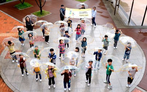 현대모비스 어린이 투명우산 나눔식에서 어린이들이 투명우산을 들고 기념 촬영을 하고 있다. /사진=현대모비스