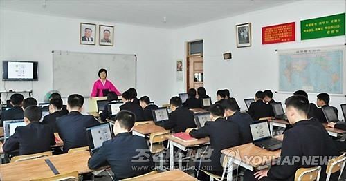 북한 평양의 영재학교인 모란봉제1중학교에서 학생들이 노트북을 앞에 두고 수업 받고 있다(사진=연합뉴스).