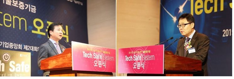 홍종학 중기부 장관(왼쪽)과 정윤모 기보 이사장이 29일 오후 서울 중소기업중앙회에서 열린 '기술보증기금 테크세이프(Tech Safe) 시스템 오픈식'에 참석해 각각 축사와 인사말을 하고 있다.