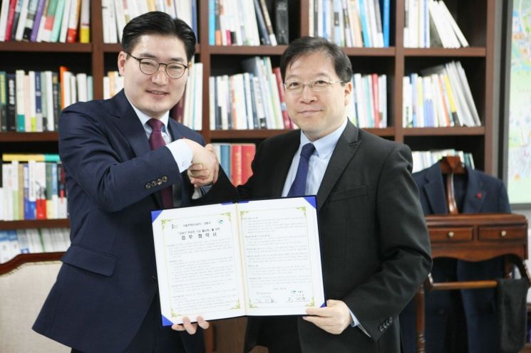 이정훈 강동구청장(왼쪽)과 김세용 SH 사장