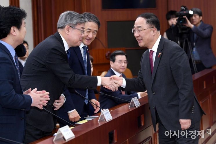 [포토] 참석 장관들과 악수하는 홍남기 부총리