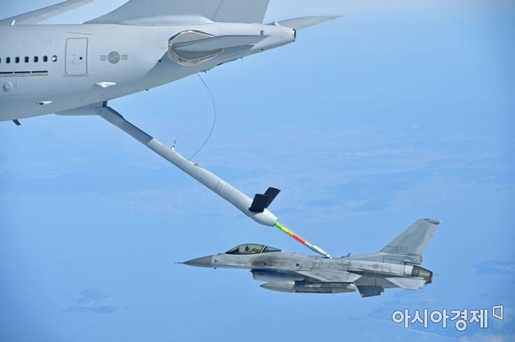 KC-330 공중급유기가 공군의 주력 KF-16 전투기에 공중급유를 실시하고 있다. (사진=공군)