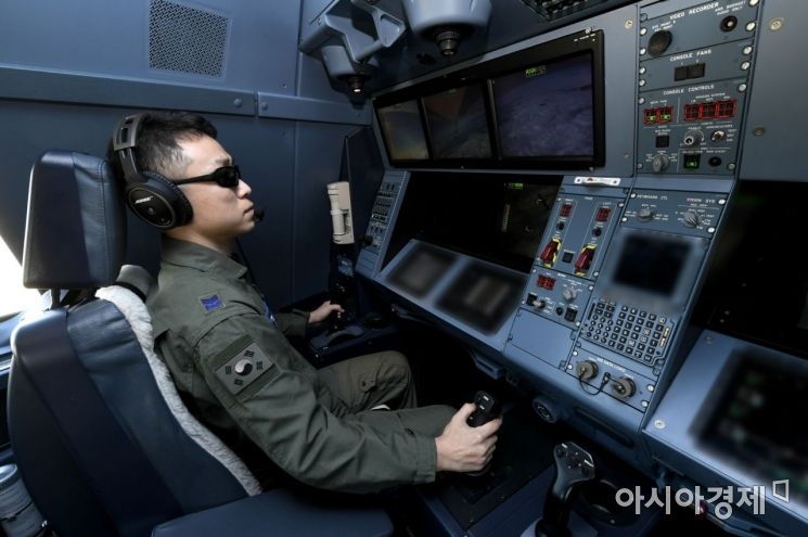 KC-330 공중급유기에서 공군 공중급유통제사들이 임무를 수행하고 있다. (사진=공군)