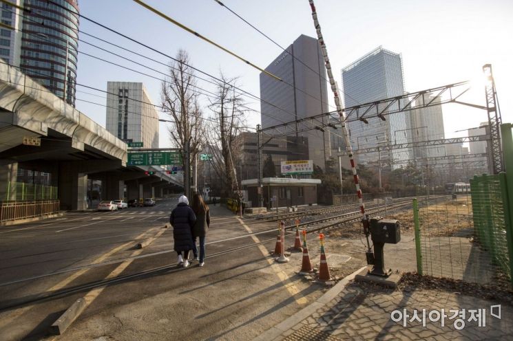 서소문밖 처형장 옆으로 시민들이 지나가고 있습니다. 지금 서소문역사공원이 조성 중입니다. [사진=강진형 기자]