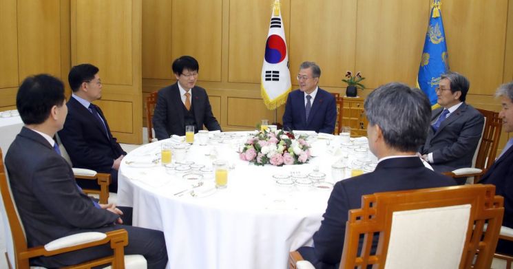 문재인 대통령이 30일 오후 청와대에서 이제민 국민경제자문회의 신임 부의장, 이정동 경제과학특별보좌관과 오찬 간담회를 하고 있다. 왼쪽부터 정태호 일자리수석, 이 특별보좌관, 이 부의장, 문 대통령, 노영민 비서실장, 김수현 정책실장, 윤종원 경제수석. [이미지출처=연합뉴스]