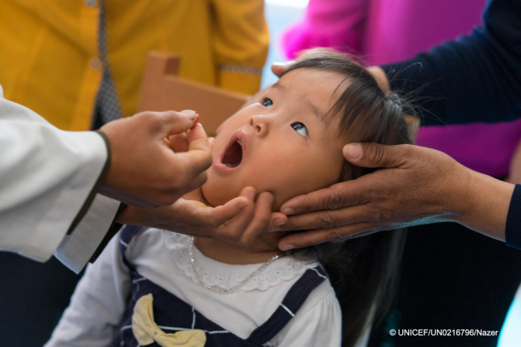 평양에서 어린이의 보건의 날에 경구소아마비 백신을 처방 받는 북한 어린이 <사진=유니세프>