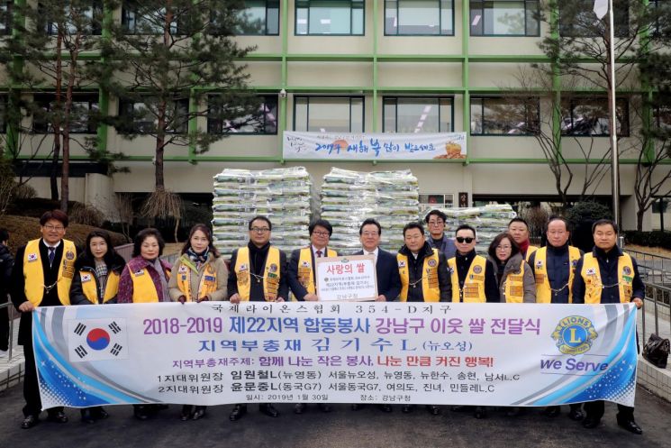 [포토]그룹 세븐틴· 구구단 등 강남구에 쌀 1만2570kg 전달