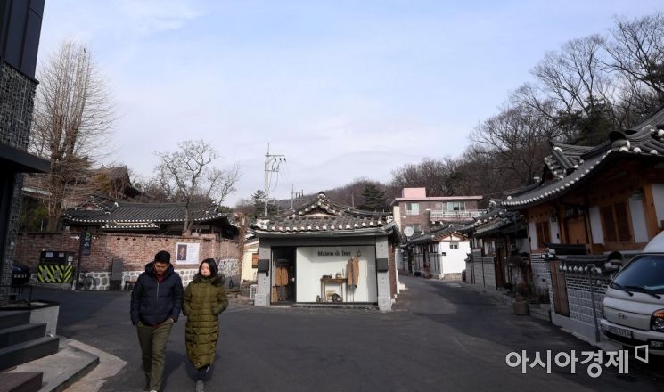 트렌디한 디자이너의 쇼룸과 전통공방이 마주보고 있고, 옛 한옥과 새로 올린 카페 건물이 한데 어우러지는 곳. 원서동은 시간의 흐름을 고스란히 비추는 거울같은 도심 속 공간이다. 김현민 기자 kimhyun81@