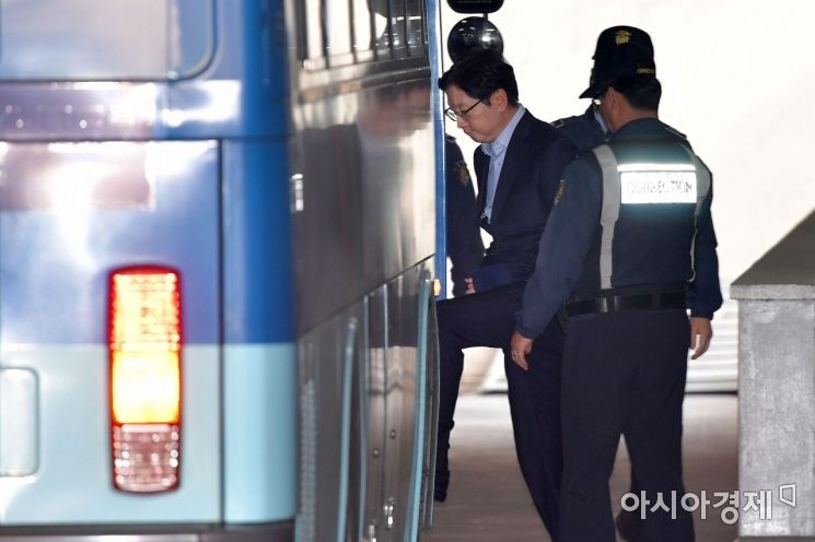 [포토] 호송차 탑승하는 김경수 경남도지사